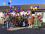 Viele kostümierte Personen mit Luftballons in der Sonne Viele kostümierte Personen mit Luftballons in der Sonne