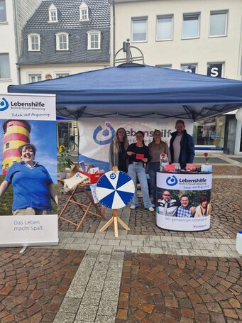 Der komplette Stand der Lebenshilfe mit Pavillion.
