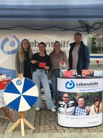 Mitarbeiter der Lebenshilfe im Stand.