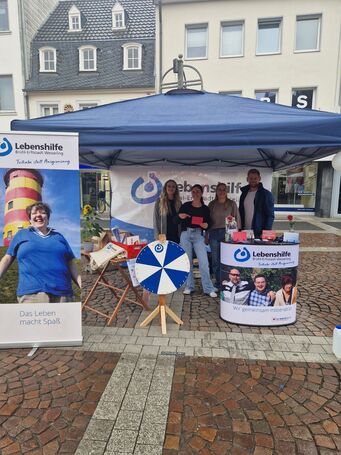 Der komplette Stand der Lebenshilfe mit Pavillion und Mitarbeitern.