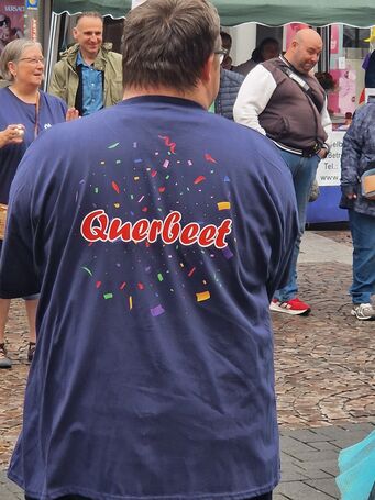 Ein Mann in einem dunkelblauen Poloshirt.