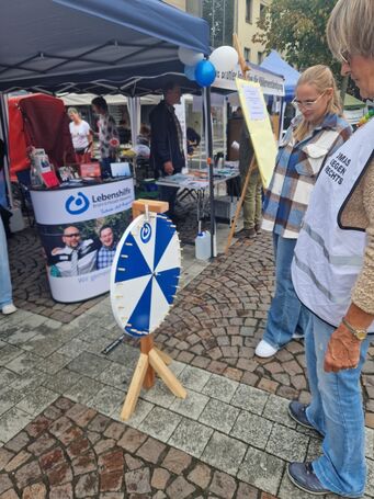 Gäste drehen an einem Glücksrat.