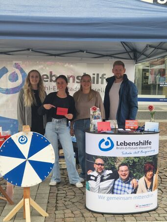 Mitarbeiter der Lebenshilfe im Stand.
