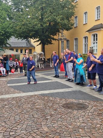 Mensschen führen etwas vor.