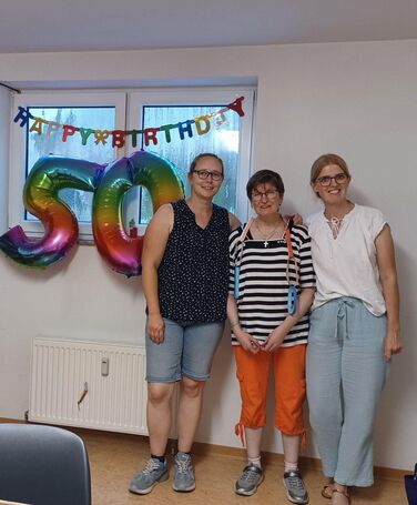 Gäste in einem Raum mit Luftballons