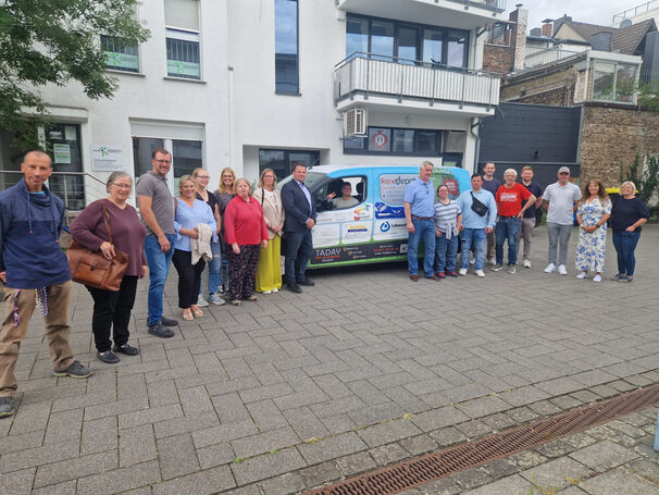 Der neue Wagen mit Sponsoren und Herrn Morrmann.