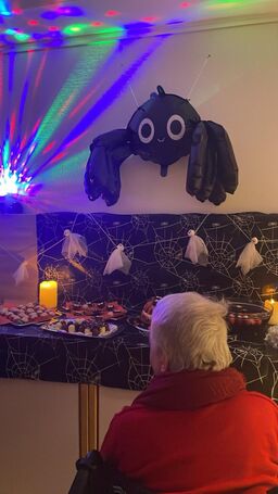 Eine Persosn vorm Buffet.