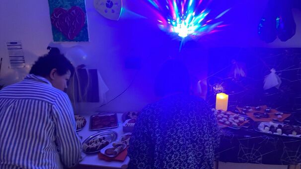 Zwei Personen vorm Buffet.