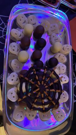 Mini Dickmanns mit Geister dekoriert.