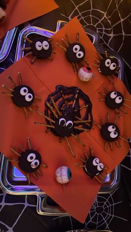 Oreos mit Salzstangen und Augen alss Spinne hergerichtet.