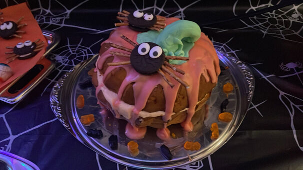 Ein bunt dekorierter Kuchen.