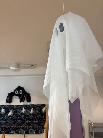 Ein Geist hängt von der Decke herunter.