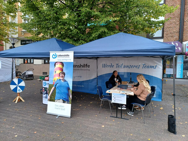 Ein Stand der Lebenhilfe mit Pavillion